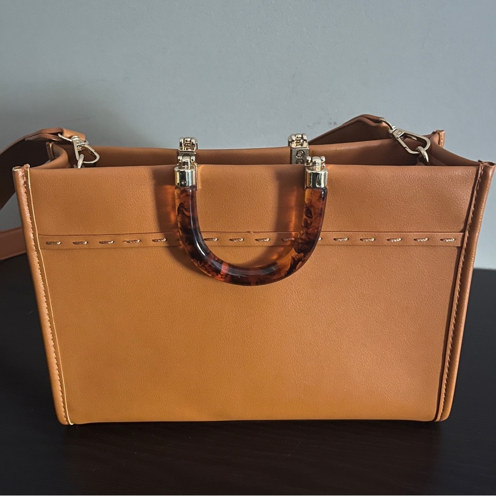 Elegant Tan Handbag with Tortoise Handle